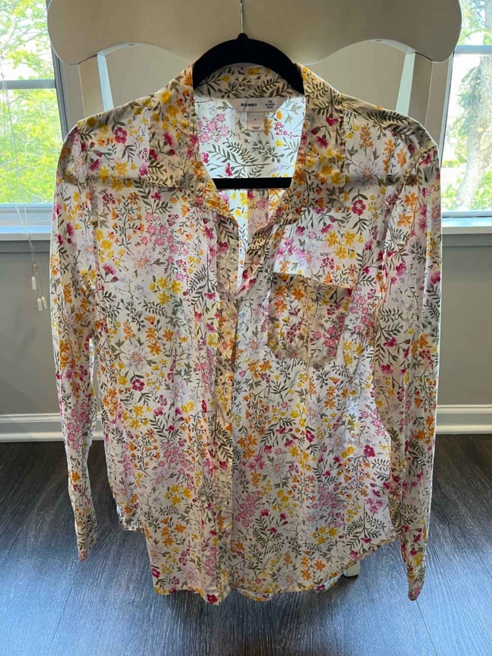 Old Navy floral print button-down long sleeve shirt.              Size Large.